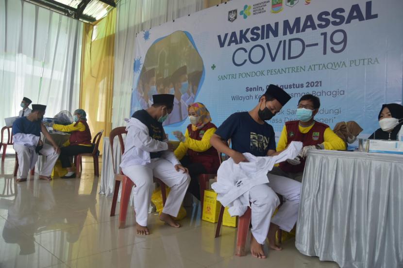Santri Ponpes Attaqwa Kabupaten Bekasi menjalani kegiatan vaksinasi. Senin (2/8).