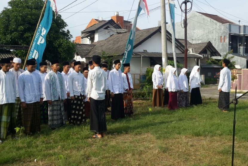 Santri Ponpes Darul Ulum wal Hikam Yogyakarta mengikuti upacara bendera dalam rangka Hari Santri Nasional 2016. (Ilustrasi)