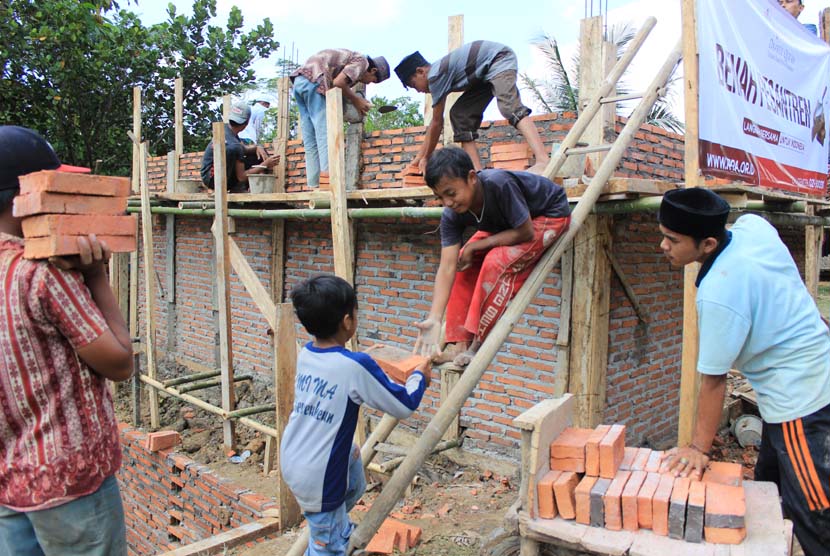 Santri Ponpes Hidayatul Mubtadi gotong royong membangun tempat MCK dari hasil bantuan PPPA Daqu.