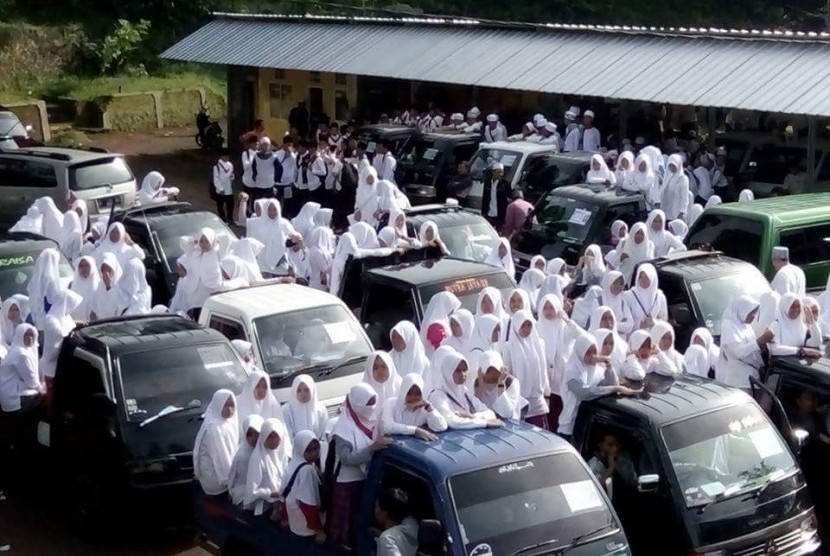 Santri Ponpes Miftahul Huda 2 bergerak menuju Masjid Agung Ciamis, Jawa Barat, Senin (28/11). Mereka akan menggelar aksi jalan kaki akibat tak adanya pengelola bus yang mengantarkan ke Jakarta guna mengikuti aksi bela Islam 2 Desember mendatang.