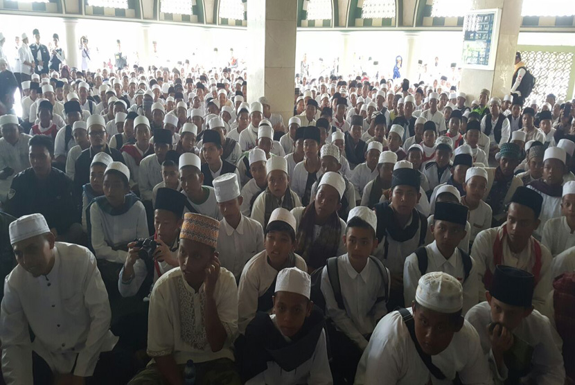  Seribuan orang memenuhi Masjid Agung Ciamis, Jawa Barat, Senin (28/11). Mereka berencana menggelar aksi jalan kaki menuju Jakarta untuk mengikusi Aksi Damai 2 Desember.