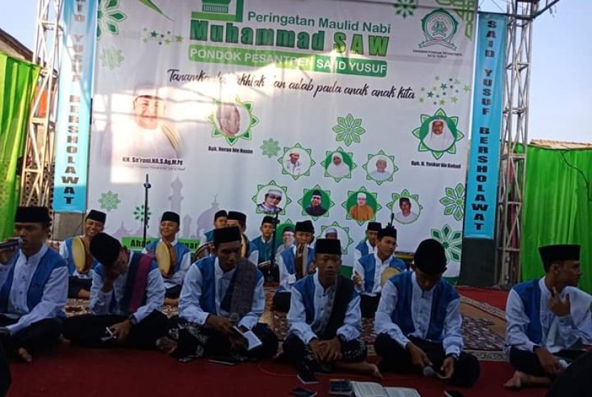 Santri Ponpes Sa'id Yusuf, Kampung Parungbingung, Depok tampil pada acara peringatan Maulid Nabi Muhammad  SAW.