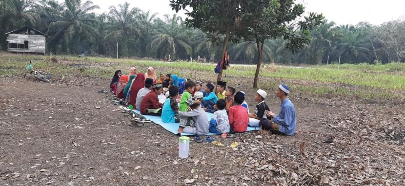 Santri Rumah Quran Labusel, Sumatera Utara,  belajar di lapangan.