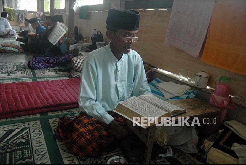 Santri sepuh laki-laki mengisi waktu berpuasa dengan mendaras bacaan Alquran di Pesantren Pondok Sepuh Masjid Agung Payaman, Secang, Kabupaten Magelang, Jawa Tengah.