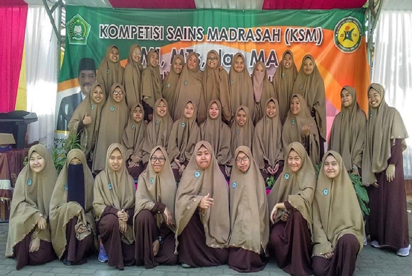 Santri SMA Ar-Rohmah Putri Wakili Malang di KSM 2019