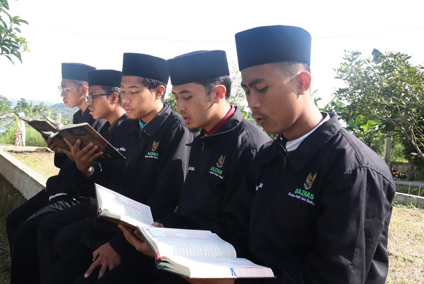 Santri Tahfidz Cendekia Baznas Tahun Ajaran 2018/2019 (Angkatan I) berhasil melanjutkan Pendidikan ke jenjang perguruan tinggi nasional, swasta dan luar negeri. 14 santri tersebut diterima melalui jalur beasiswa prestasi dan Hafizh Qur’an.