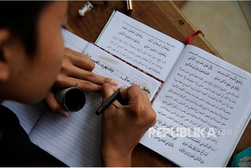 Kisah Tawanan Perang Badar Ajari Anak Muslim Menulis. Santri tengah menulis kaligrafi Arab di Pesantren Lirboyo, Kediri, Jawa Tiimur. Ilustrasi