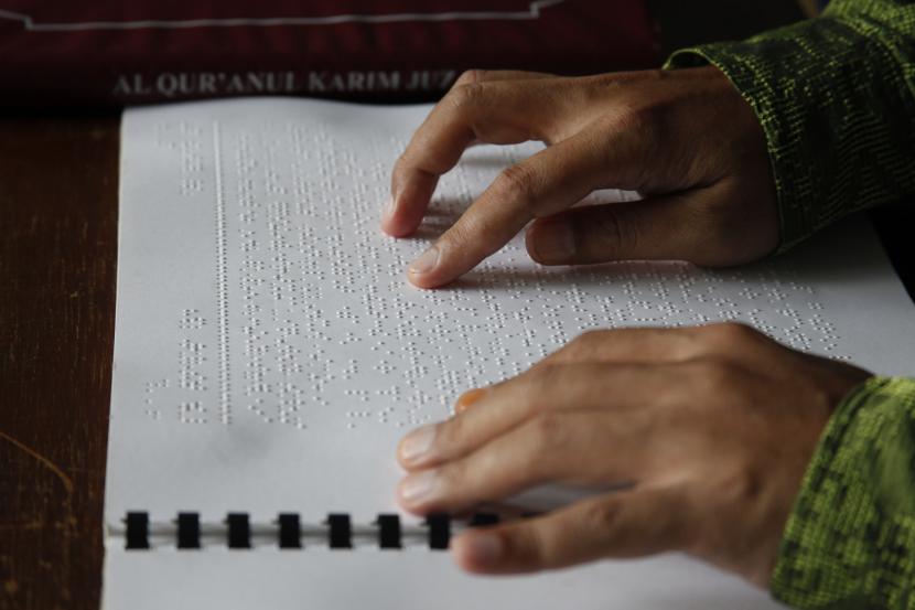 Ukraina Luncurkan Alquran Braille Terjemahan. Ilustrasi