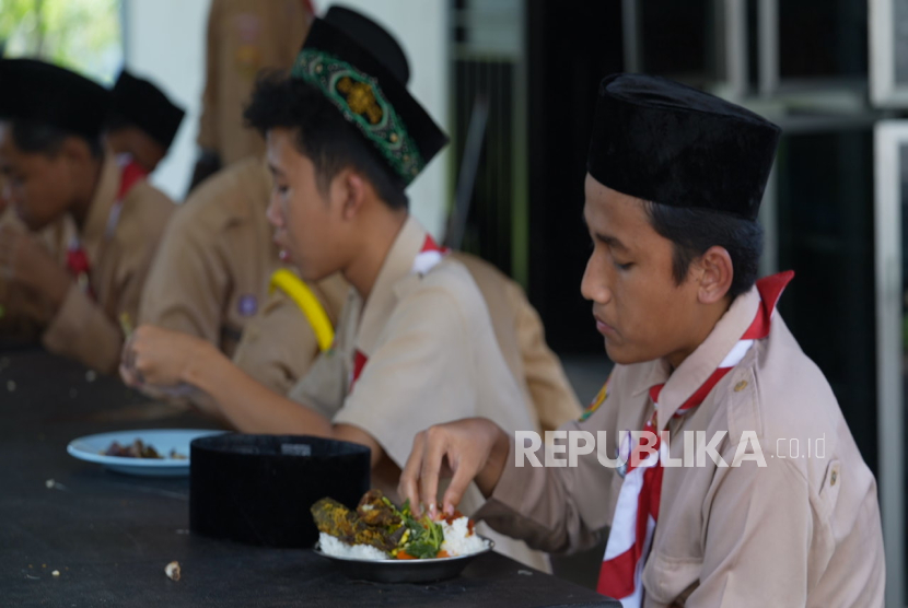 Santri yang sedang makan. Bahan-bahan makanan harian untuk santri diambil dari peternakan dan pertanian yang dikelola Pesantren Amanah Cendekia Depok.