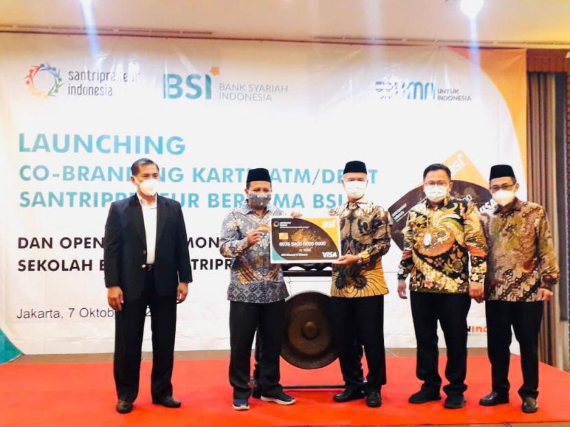 Santripreneur Indonesia menggandeng Bank Syariah Indonesia untuk menerbitkan kartu ATM/Debit Santripreneur Bersama BSI, Kamis (7/10).