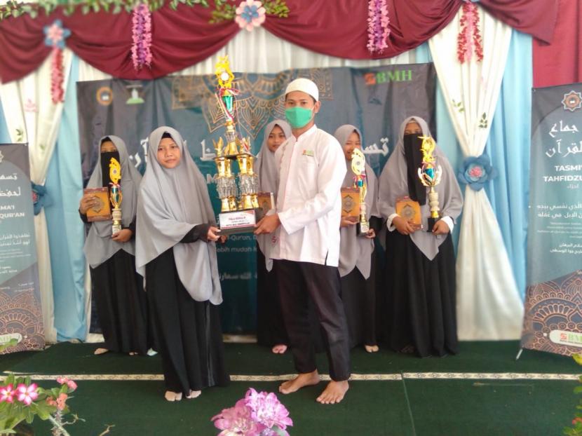 Santriwati Pesantren Al-Burhan Semarang peraih peringkat terbaik dalam acara Tasmi