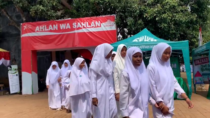 Santriwati Pesantren Nuu Waar saat melihat Bazar UMKM Pesantren.