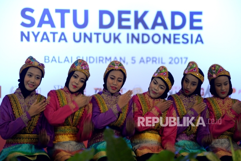 Santriwati PPPA Daarul Quran membawakan tari saman pada acara Milad dan Paparan Publik Satu Dekade PPPA Daarul Quran di Jakarta, Rabu (5/4). 