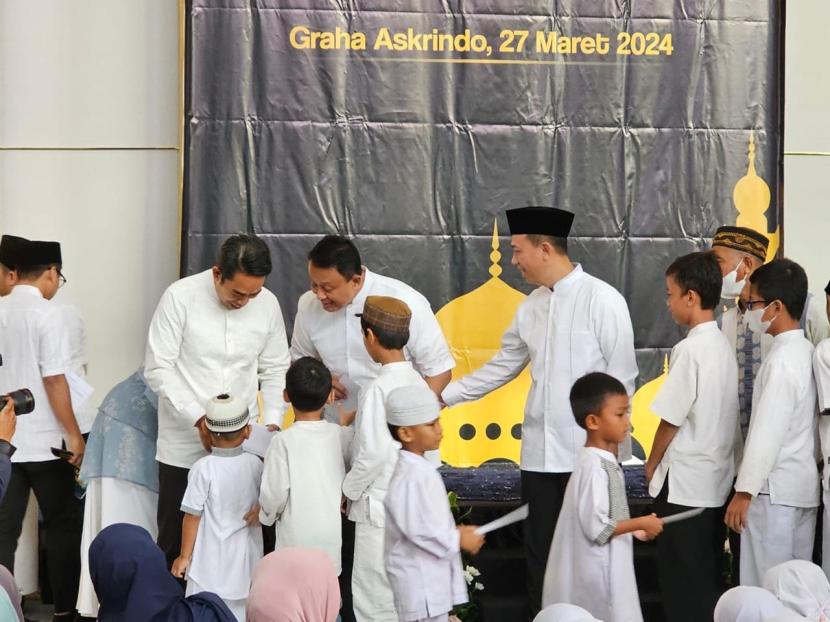 Santunan kepada ratusan anak yatim piatu yang ada di tujuh kota di Indonesia dalam rangkaian perayaan HUT ke-53 Askrindo, di Graha Askrindo, Jakarta, Rabu (27/3/2024).