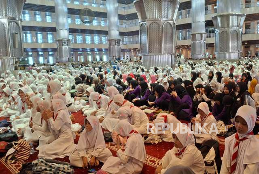 Santunan ribuan anak yatim oleh Rombsis Indonesia. 