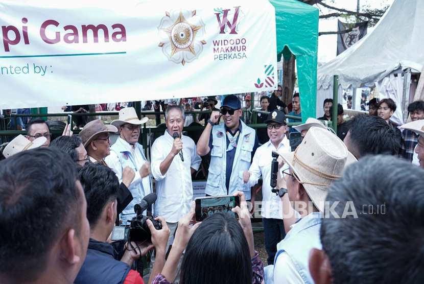 Sapi Gama (Gagah & Macho) yang dikembangkan oleh PT Widodo Makmur Perkasa Tbk (WMPP) bekerjasama dengan Fakultas Peternakan Universitas Gadjah Mada (UGM) telah resmi ditetapkan sebagai rumpun sapi pedaging baru (Galur) di Indonesia. Acara pelepasan rumpun tersebut dihadiri oleh Dekan Fakultas Peternakan UGM Prof. Ir. Budi Guntoro, S.Pt., M.Sc., Ph.D., , Ketua Tim Peneliti Center of Excellent Prof. Dr. Ir. Ali Agus, Founder & CEO WMPP Tumiyono dan CEO PT Pasir Tengah Heri Prasojo. Dalam acara tersebut, Wakil Menteri Pertanian RI Sudaryono didampingi Bupati Bogor Rudy Susmanto menyerahkan secara langsung Keputusan Menteri Pertanian RI No 840/Kpts/HK.150/M/09/2025 tentang Pelepasan Rumpun Sapi Gama kepada Prof Budi dan Tumiyono.