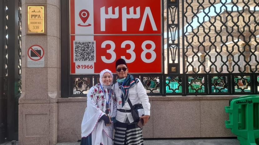 Saptaria Suciana (30 tahun) dan suaminya Irpan Hilmi (42) di depan gerbang 338 Masjid Nabawi, Madinah, Arab Saudi.