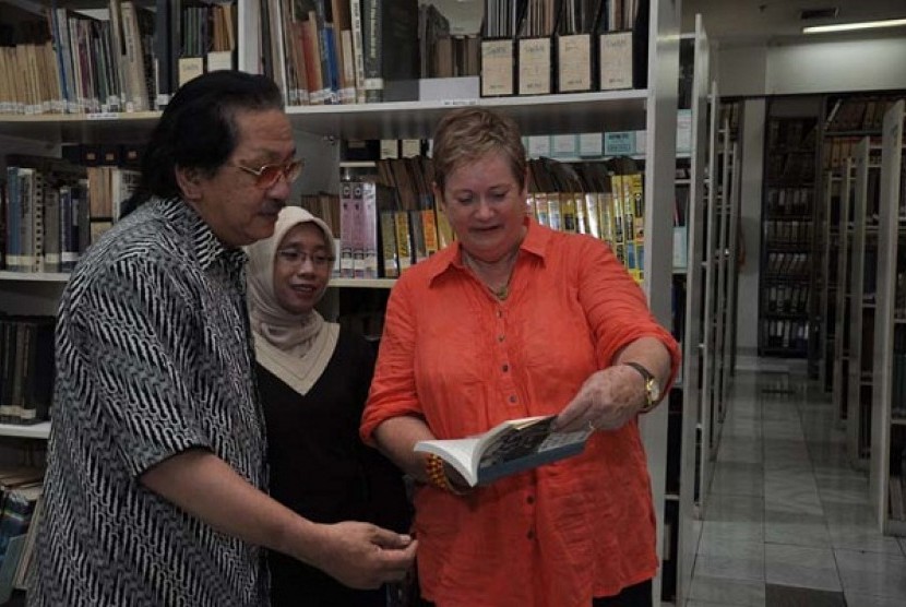 Sara Darling (right), wife of Australia's cinematographer the late John Darling, conducting a courtessy call on Mr Berthy Ibrahim Lindia, Director of Sinematek Indonesia (left), at his office in Jakarta, last week.  