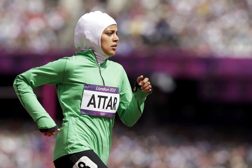    Sarah Attar saat bertanding pada babak penyisihan lari 800m putri di Stadion Olympic, London, Rabu (8/8).  (Anja Niedringhaus/AP)