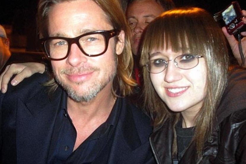 Sarah berpose bersama Brad Pitt