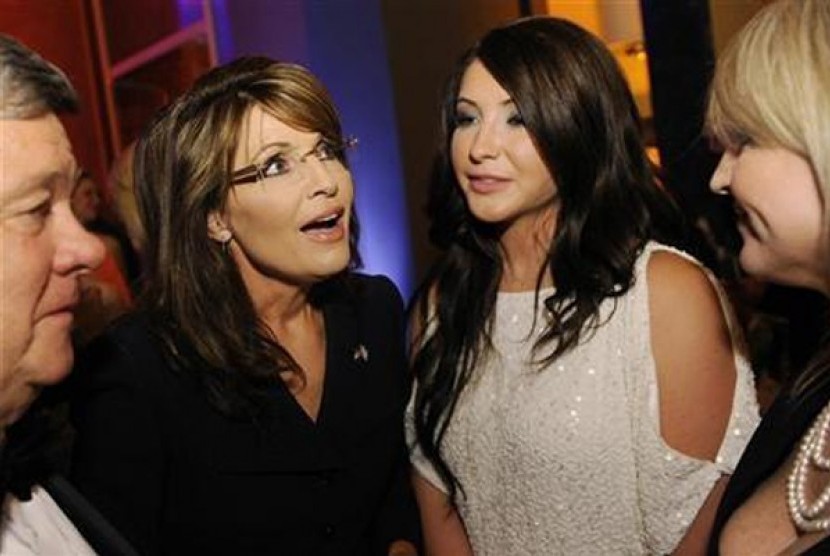 Sarah Palin (kiri tengah) dan putrinya Bristol Palin. 