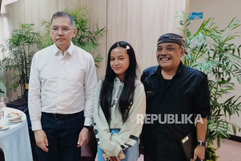 Sarah Tsunami (Tengah) bersama Rektor Unpad Prof. Arief S Kartasasmita (Kiri), dan Tokoh Budaya Sunda, Eka Santosa (Kanan)