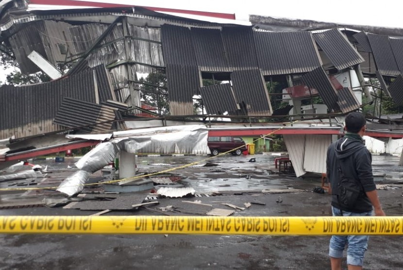 Sarana SPBU dan rumah warga di Kecamatan Cicantayan Kabupaten Sukabumi rusak diterjang angin puting beliung Jumat (22/2) sore. Kejadian tersebut terjadi ketika Sukabumi diguyur hujan deras