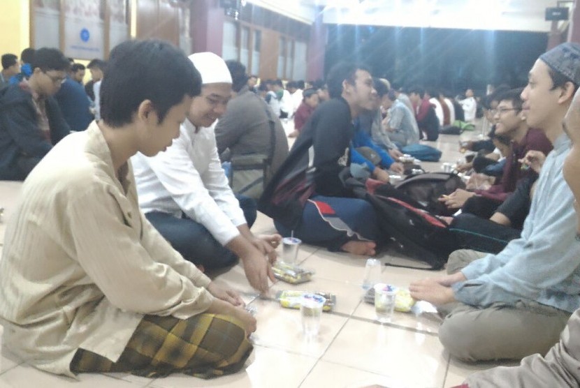 Sarapan setelah shalat Shubuh berjamaah di Masjid Al-Hurriyyah IPB.