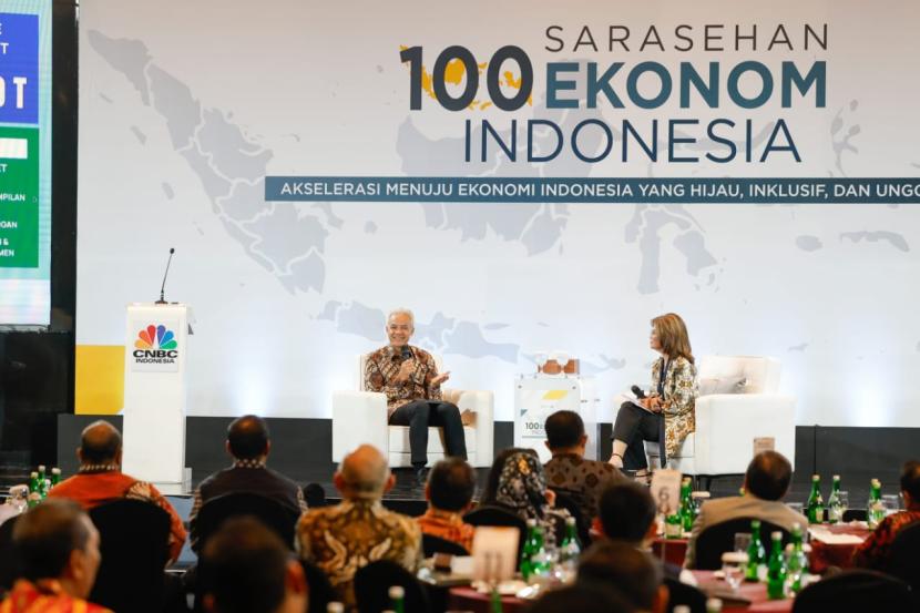 Sarasehan 100 Ekonom Indonesia bertajuk Akselerasi menuju ekonomi Indonesia yang hijau, inklusif dan unggul yang diselenggarakan oleh INDEF dan CNBC Indonesia di Jakarta, Rabu (8/11/2023).