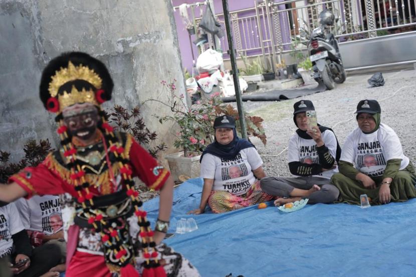 Sarasehan dan Dialog Seni dan Budaya bersama puluhan seniman-budayawan serta warga di Desa Cikalahang, Kecamatan Dukupuntang, Kabupaten Cirebon, Jawa Barat. 
