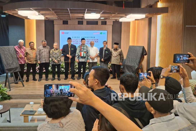  Sejumlah tokoh berpose bersama dalam Sarasehan Tokoh Bangsa bertema 