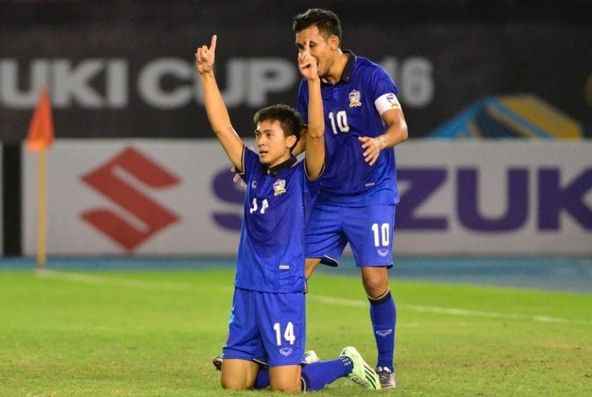 Sarawut Masuk (berlutut) pencetak gol pembuka Thailand lawan Myanmar, Kamis (8/12).