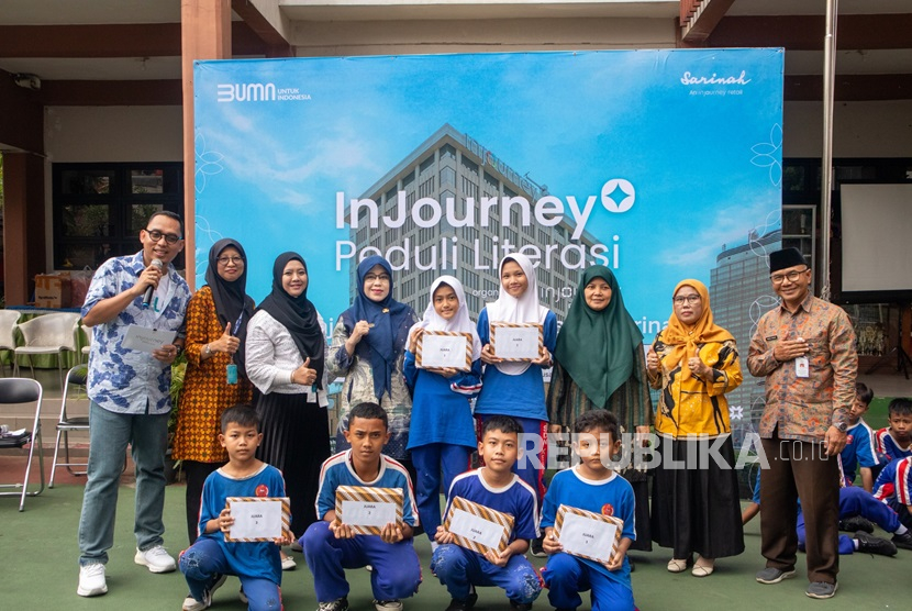  Sarinah menyumbangkan 123 buku untuk perpustakaan sekolah SDN 04 Kebon Sirih