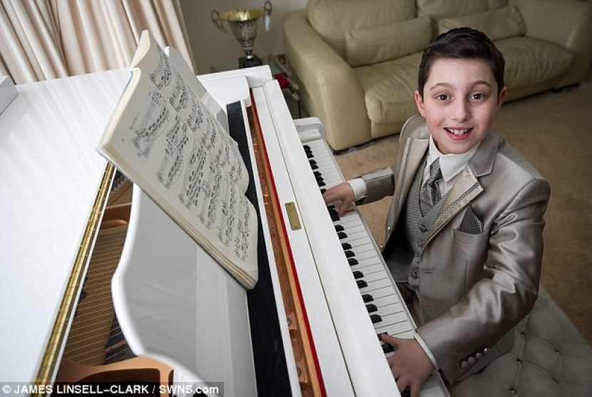 Sarjana musik termuda Curtis Elton (11 tahun) dari Trinity College London