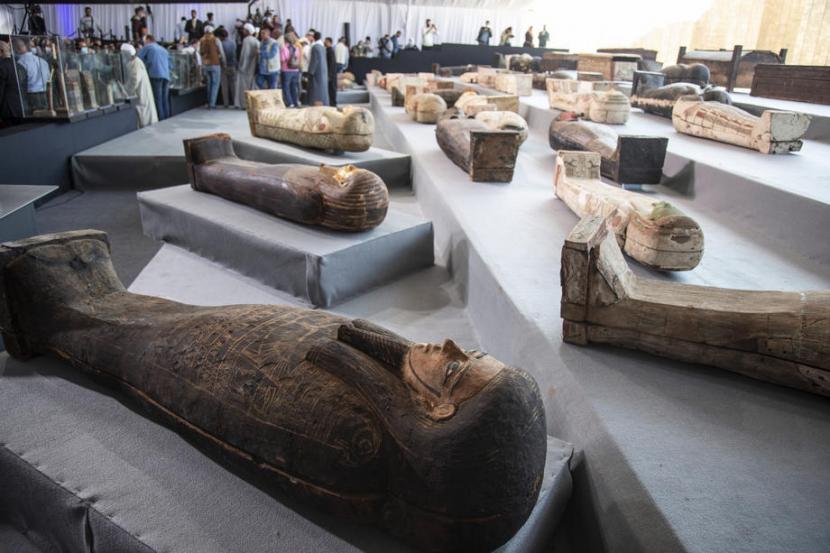 Sarkofagus dipamerkan kepada media pada Sabtu (14/11), hasil temuan di situs pemakaman Saqqara Necropolis di Giza, Mesir. 