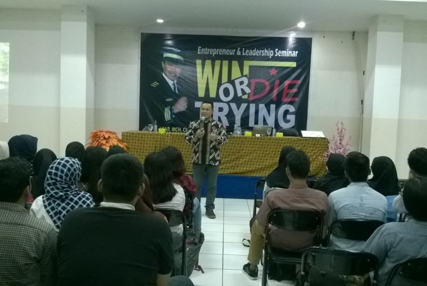 Sarno Wibowo atau Kapten Sar memotivasi mahasiswa BSI agar mau jadi pengusaha.