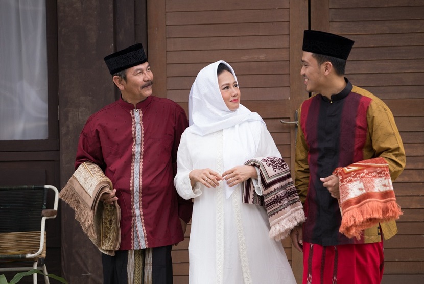 Sarung kini telah menjadi salah satu pakaian bangsa Indonesia yang keberadaannya masih eksis. Hal ini tidak lain karena sarung selain dikenal sebagai busana muslim, penggunaannya juga sebagai atribut busana yang berhubungan dengan budaya dan adat istiadat.