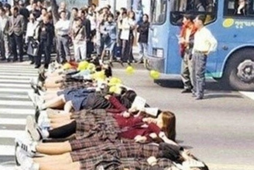 Sasaeng Korea yang tidur di jalan untuk mencegah idolanya pergi.