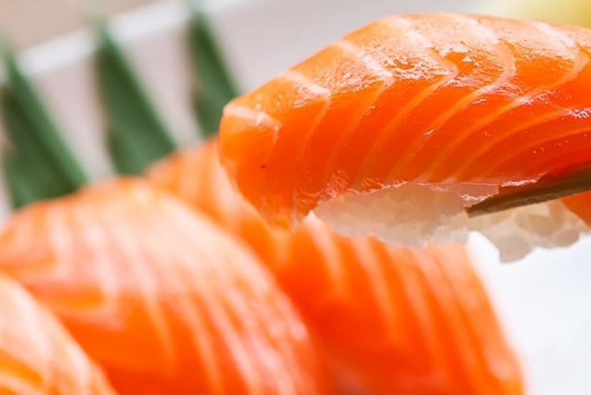 Menu sashimi yang terbuat dari ikan mentah. Ada beberapa hal yang perlu diperhatikan agar konsumsi ikan mentah tidak membuat Anda terkontaminasi penyakit. (ilustrasii)