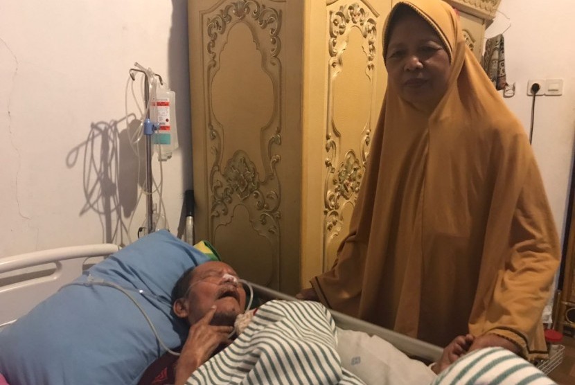 Sastrawan Hamsad Rangkuti yang terbaring sakit didampingi sang istri, Nurwindasari (ilustrasi) 