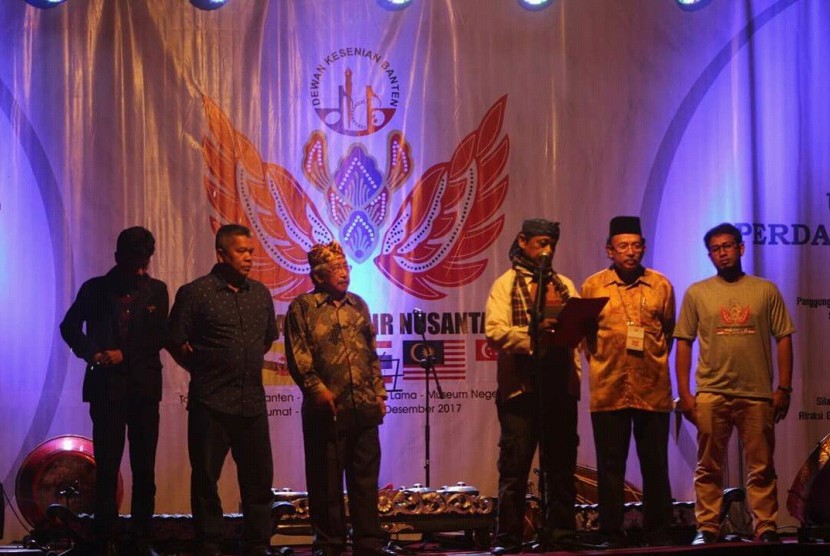 Sastrawan Indonesia, Ahmadun Yosi Herfanda membacakan deklarasi Pertemuan Penyair Nusantara (PPN) X tahun 2017.