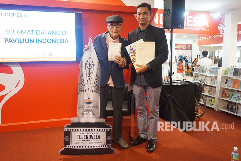 Sastrawan Indonesia Sapardi Joko Damono (kiri) memperoleh penghargaan Anugerah Buku ASEAN 2018 kategori Anugerah Kompilasi Buku Terbaik melalui bukunya Hujan Bulan Juni dalam Kuala Lumpur International Book Fair (KLIBF) 2018 di PWTC Kuala Lumpur, Sabtu (28/4). 