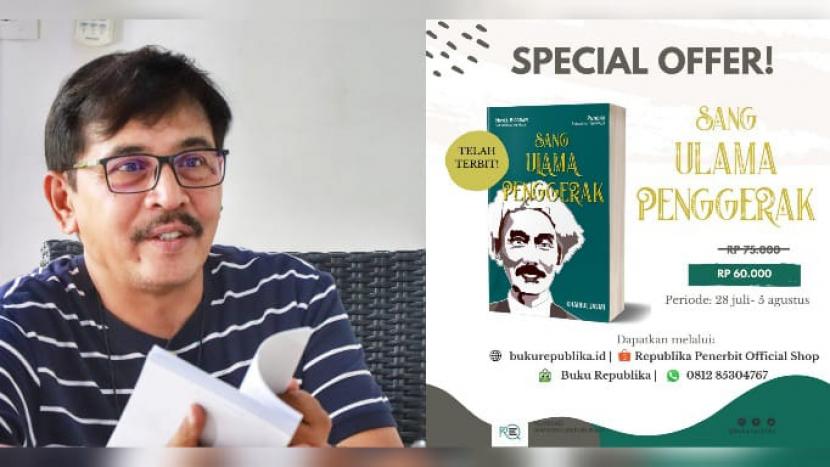 Sastrawan Khairul Jasmi (KJ) bersama novel terbarunya, Sang Ulama Penggerak yang diterbitkan oleh Republika Penerbit.