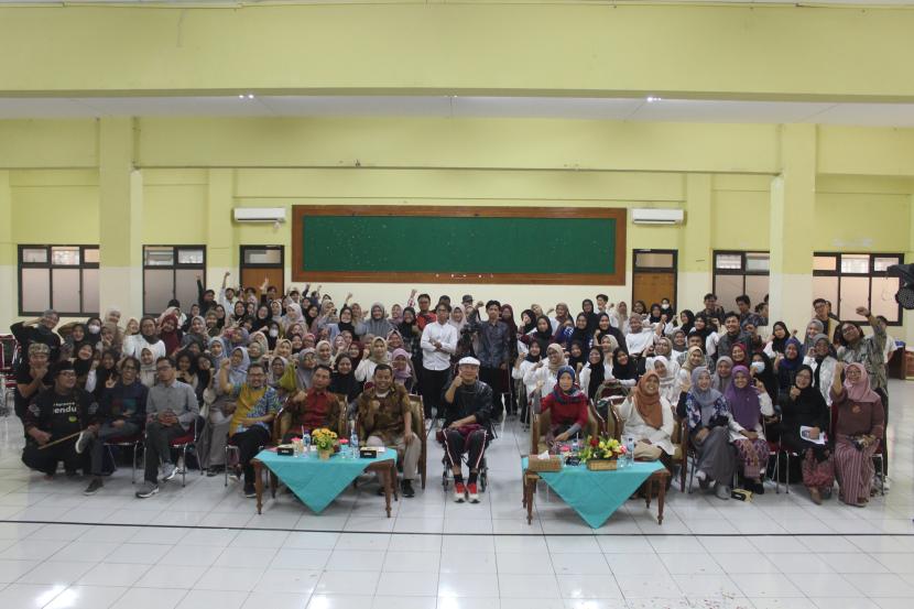 Sastrawan Putu Wijaya (tengah) berfoto bersama pada acara penutupan Ruang Tamu Pekan Kebudayaan Nasional di Aula Student Center UIN Jakarta pada Sabtu (28/10/2023).