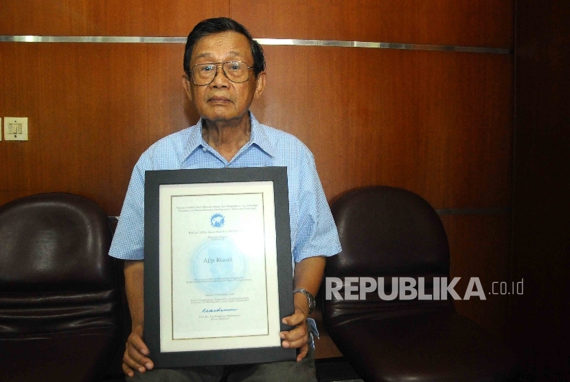 Sastrawan sekaligus Budayawan Ajip Rosidi menunjukan piagam Habibie Award yang akan dikembalikan di Habibie Center, Jakarta, Kamis (26/5).  (Republika/ Agung Supriyanto)