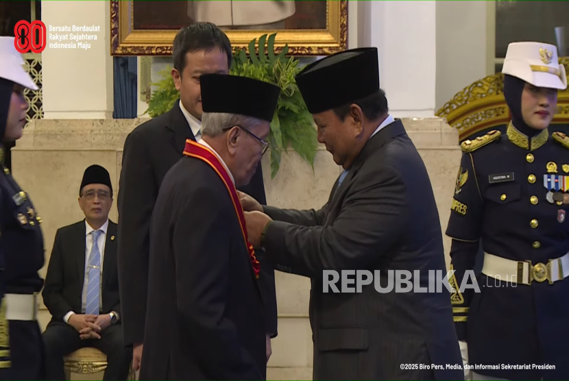 Sastrawan Taufiq Ismail menerima Bintang Mahaputera Naraya dari Presiden RI Prabowo Subianto di Istana Negara, Jakarta, Senin (25/8/2025).