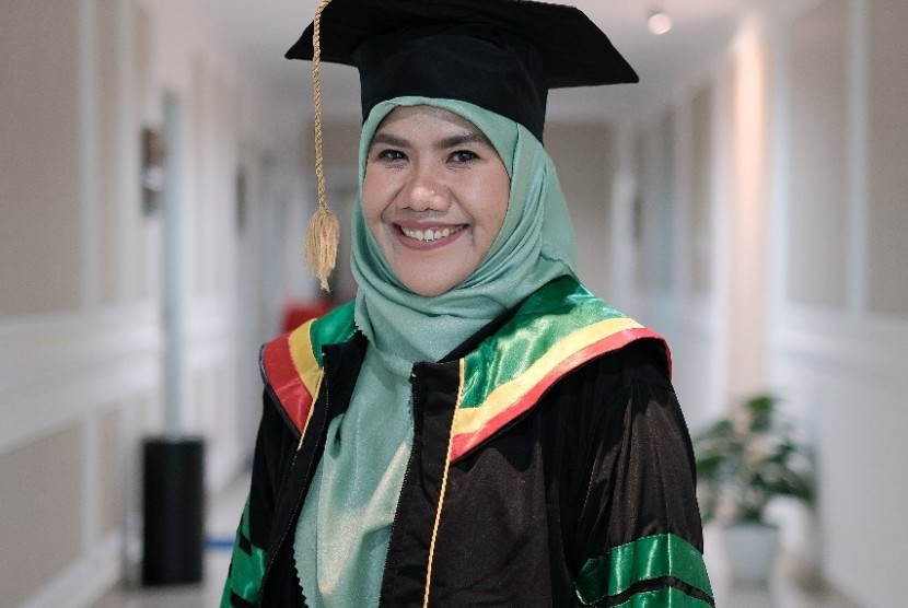 Sastrawati nasional Helvy Tiana Rosa meraih gelar doktor.