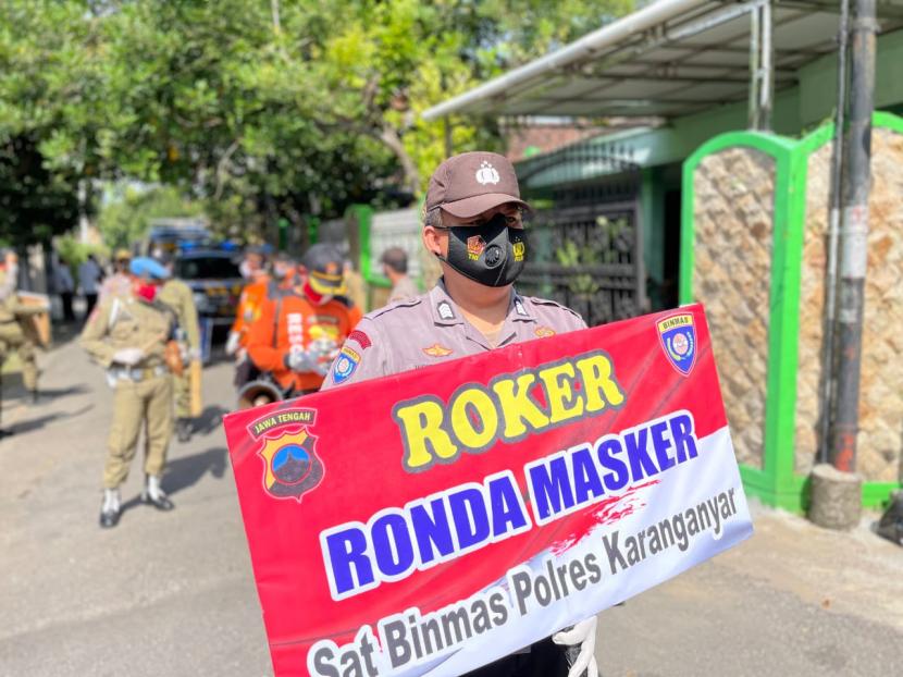 Sat Binmas Polres Karanganyar menggelar ronda masker (Roker) untuk meningkatkan kesadaran masyarakat dalam mematuhi protokol kesehatan (prokes) pencegahan Covid-19, Rabu (14/7).