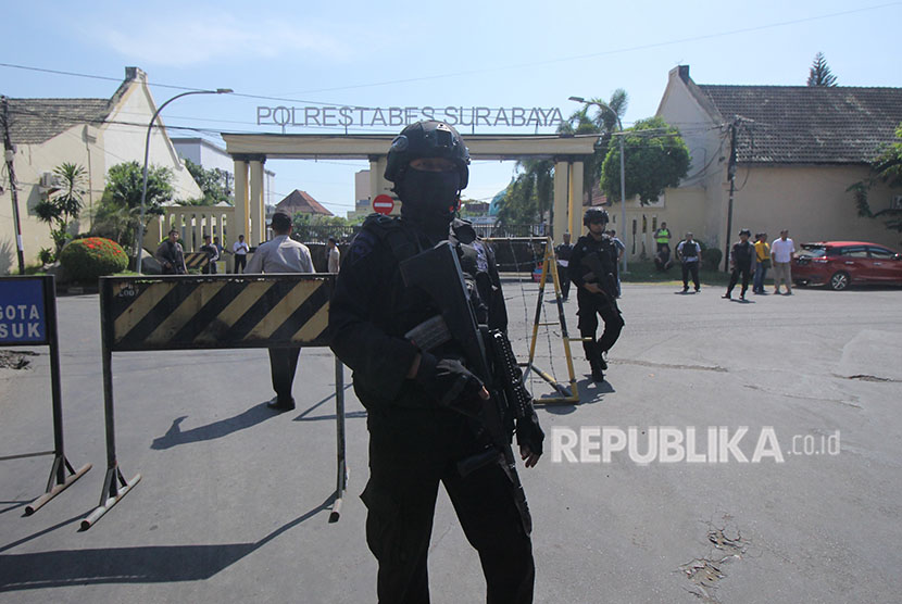 Sat Brimob Polda Jatim melakukan penjagaan di sekitar Polrestabes Surabaya setelah terjadi ledakan, Surabaya, Jawa Timur, Senin (14/5). 