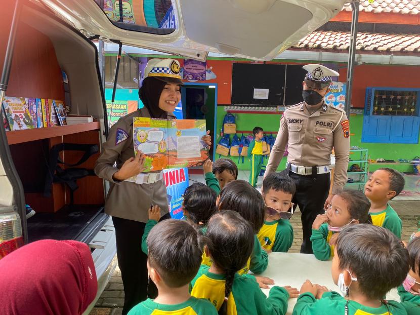 Sat Lantas Polresta Banyumas Polda Jawa Tengah melaksanakan kegiatan Perpustakaan Keliling (Pustaling) Bastu Cendekia dan juga Polisi Sahabat Anak di TK Tunas Rimba Purwokerto, Jum